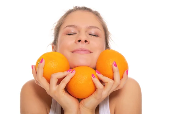 Mooie lachende vrouw met sinaasappelen — Stockfoto