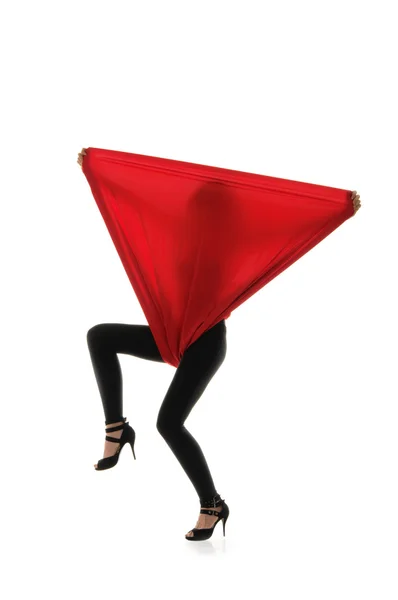 Женщина в черных колготках с красной тканью — стоковое фото