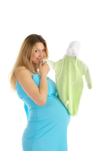 Hamile kadın bebek kıyafetleri alıyor. — Stok fotoğraf