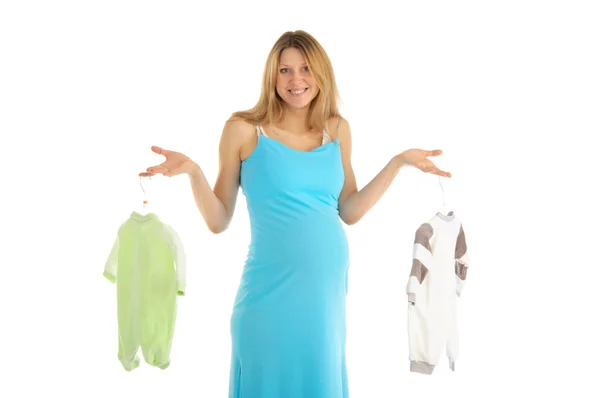 Беременная женщина покупает детскую одежду — стоковое фото