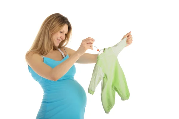 妊娠中の女性がベビー服を — ストック写真