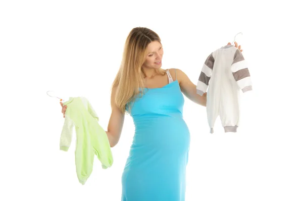 Hamile kadın bebek kıyafetleri alıyor. — Stok fotoğraf