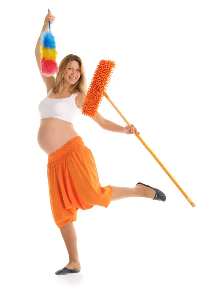 Mujer embarazada feliz con una fregona y cepillo — Foto de Stock