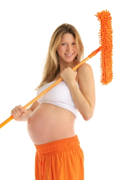 Glückliche schwangere Frau mit Wischmopp und Bürste — Stockfoto