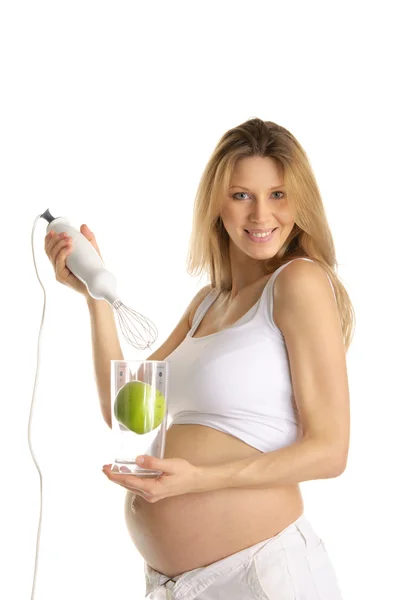 Mujer embarazada con una licuadora y manzana — Foto de Stock
