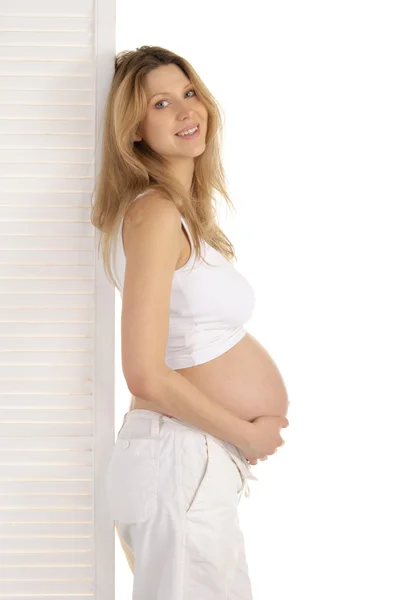 Donna incinta in piedi vicino alla porta — Foto Stock