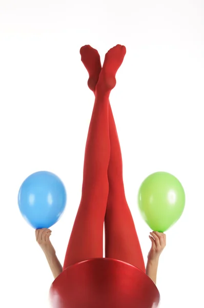 Pés femininos em meias vermelhas com balões — Fotografia de Stock