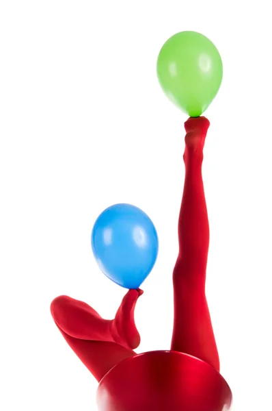 Frauenfüße in roten Strümpfen mit Luftballons — Stockfoto