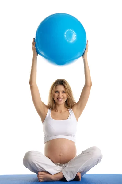 Femme enceinte pratiquant le yoga avec balle — Photo