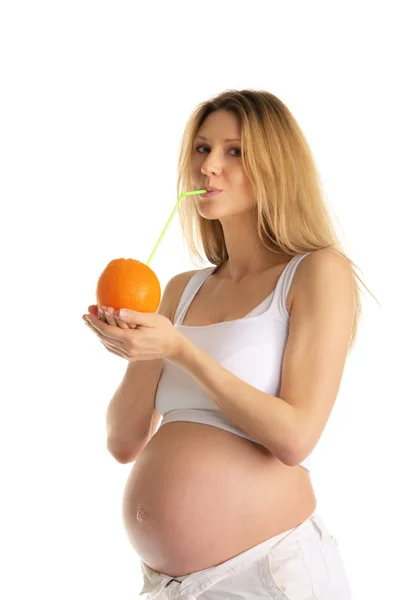 Zwangere vrouw sap drinken uit de oranje — Stockfoto