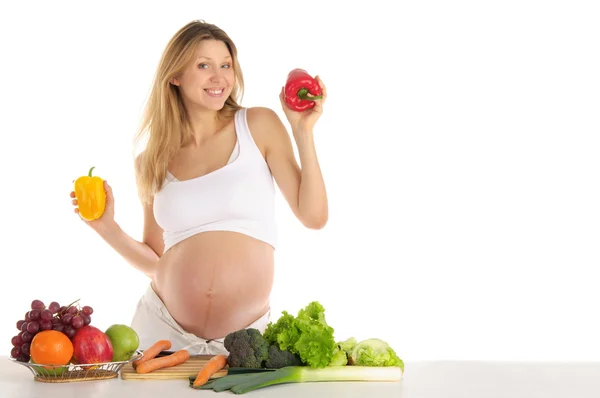 Беременная женщина с фруктами и овощами — стоковое фото
