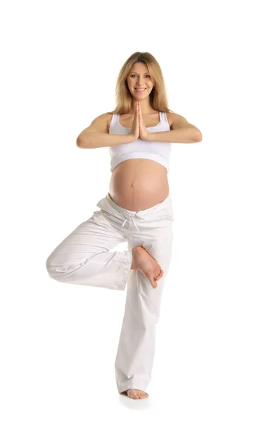 Schwangere Frau praktiziert Yoga, stehend — Stockfoto