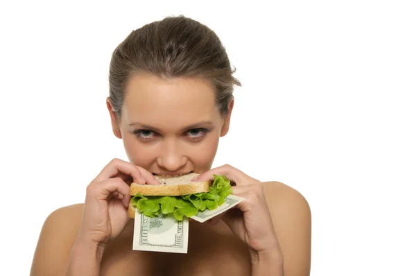 Mulher mordendo um sanduíche de dinheiro e alface — Fotografia de Stock