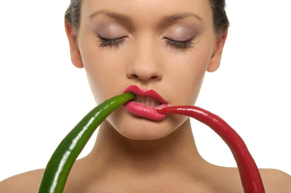 Mulher bonita com pimentas vermelhas e verdes — Fotografia de Stock