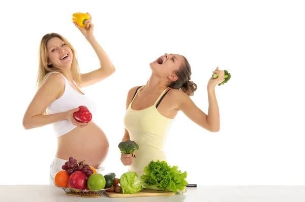 Две женщины танцуют с фруктами и овощами — стоковое фото
