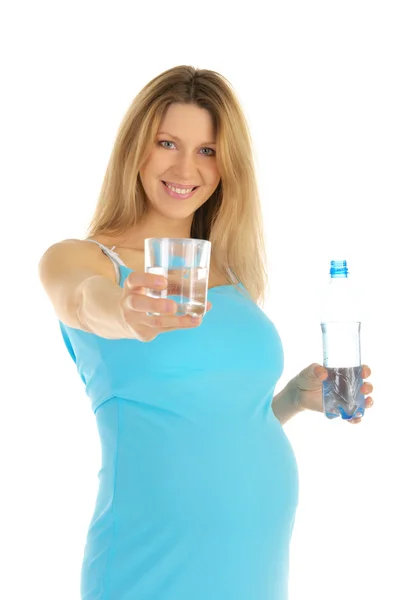 妊娠中の女性は、水のガラスを保持しています。 — ストック写真