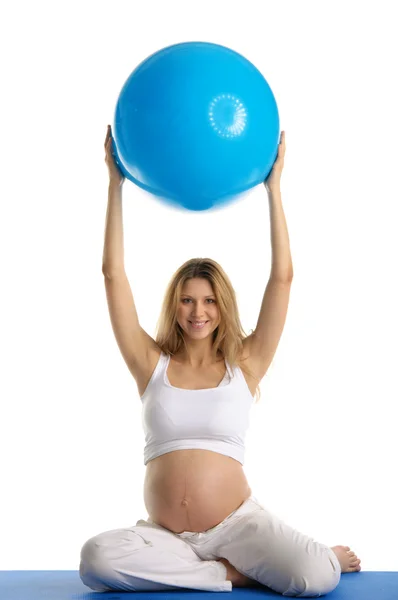 Kobieta w ciąży praktykowania jogi z piłką — Zdjęcie stockowe