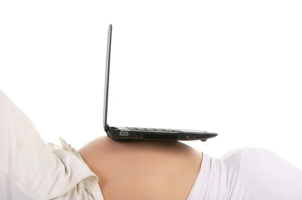 妊娠中の女性の胃上のラップトップ — ストック写真