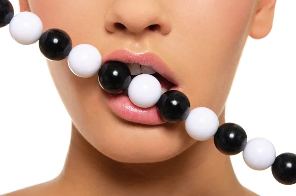 Lábios de mulher com contas pretas e brancas — Fotografia de Stock