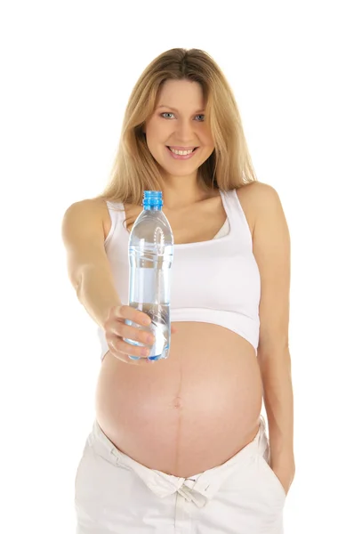 妊娠中の女性は、水のボトルを保持しています。 — ストック写真
