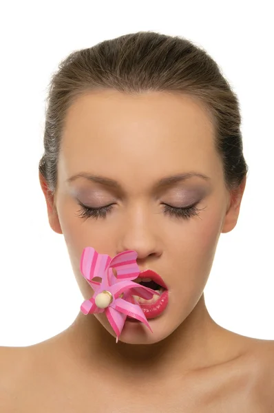 Vrouwen houden in hun tanden roze weathervane — Stockfoto