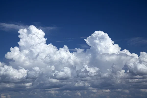 Mavi gökyüzünde beyaz bulutlar — Stok fotoğraf
