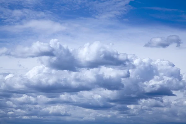 Białe chmury na błękitnym niebie — Zdjęcie stockowe