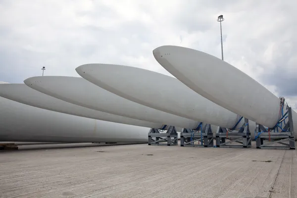 等待大会在风电场的巨型风力发电机组. — 图库照片