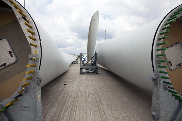 Reus windturbine vergadering windpark in afwachting. — Stockfoto
