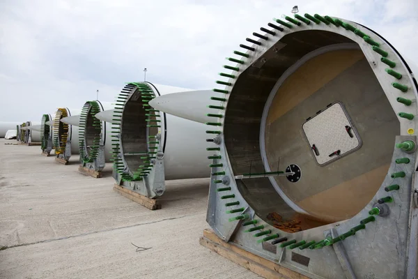 Jättelika vindkraftverk väntar på montering på wind farm. — Stockfoto