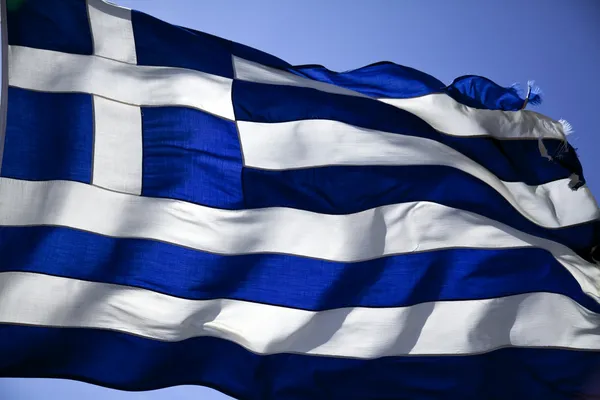 Azul e branco a bandeira grega no vento — Fotografia de Stock