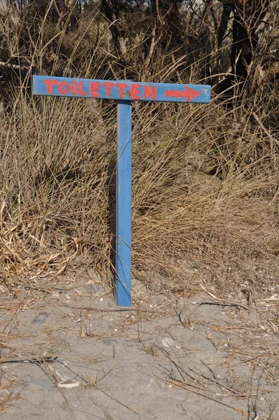 Σημάδι Μπλε Τουαλέτα Στην Παραλία Γερμανική Γλώσσα — Φωτογραφία Αρχείου
