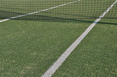 Bir Açık Tenis Kortu (suni çim üzerinde beyaz çizgiler)