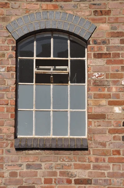 Tuğla duvar penceresi — Stok fotoğraf