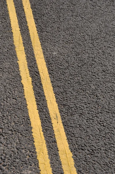 Podwójne Żółte Linie Drodze Asfaltowej Zabronione Parking — Zdjęcie stockowe