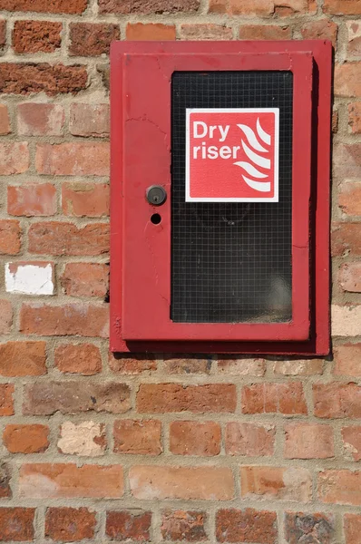 乾燥ライザー消火器入口 レンガの壁の背景 — ストック写真