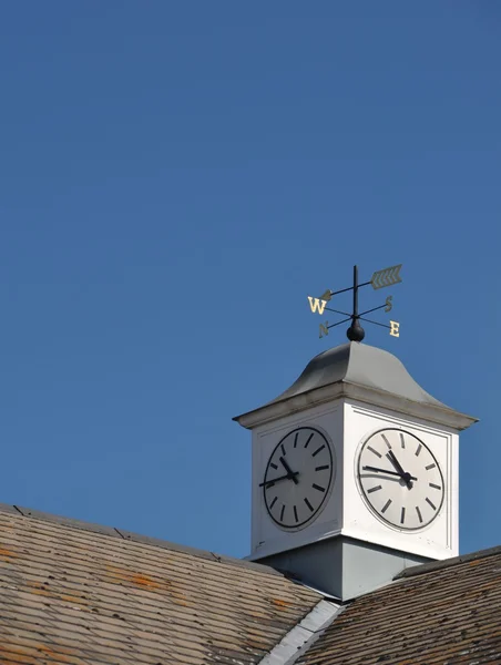 イングランド グロスターで建物の上に天候ベーンと時計塔 — ストック写真