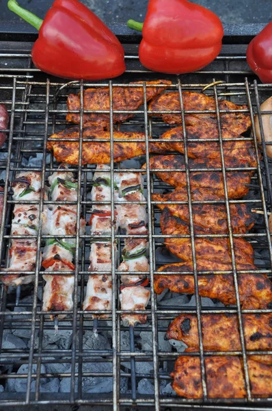 Asar Carne Fresca Pimientos Una Barbacoa Aire Libre —  Fotos de Stock