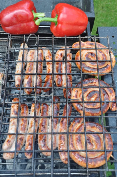 烤制的新鲜香肠和 Pepers 上户外烧烤 — 图库照片