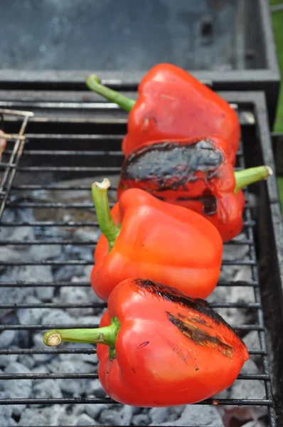 Alla griglia peperoni rossi — Foto Stock