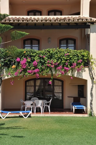 建筑外立面在马贝拉 西班牙的典型酒店度假村 — 图库照片