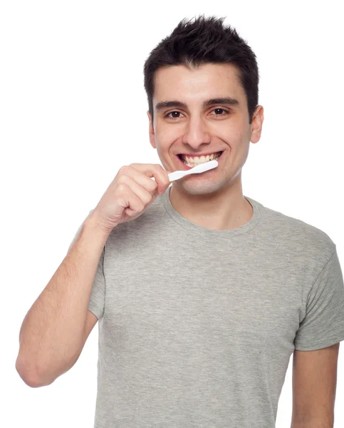 Jeune homme brossant les dents — Photo