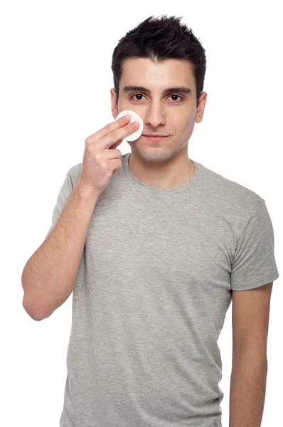 Jovem homem limpeza rosto — Fotografia de Stock