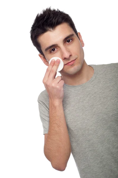Giovane uomo pulizia viso — Foto Stock