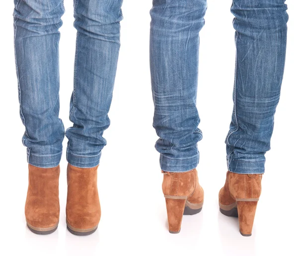 Frauenbeine in Jeans — Stockfoto