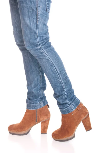 Pernas de mulher em jeans — Fotografia de Stock