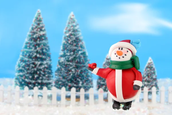 Χριστουγεννιάτικα δέντρα και χιονάνθρωπος — Φωτογραφία Αρχείου