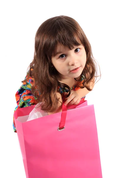 Meisje op zoek in geschenk tas — Stockfoto