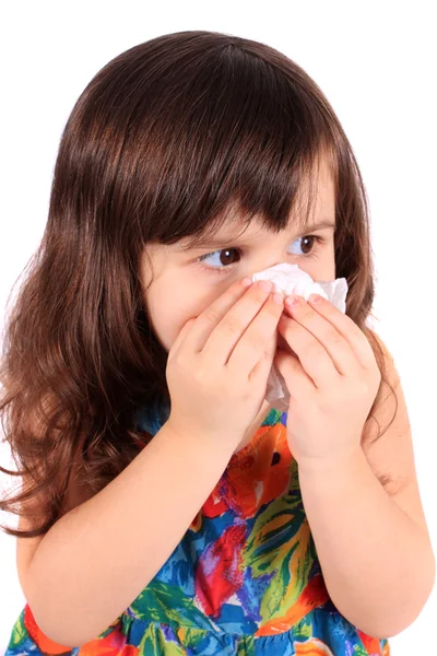 Dziewczynka wycieranie nosa z tkanki — Zdjęcie stockowe
