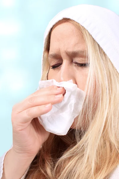 Donna con raffreddore o starnuti — Foto Stock